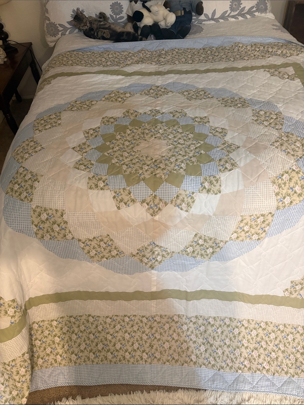 Classic Patchwork Quilt Bedspread in Cream, Sage & Blue